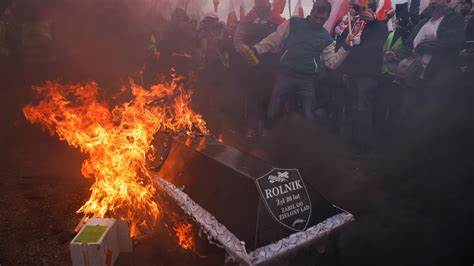 Polish farmers protest in Warsaw and set tyres on fire